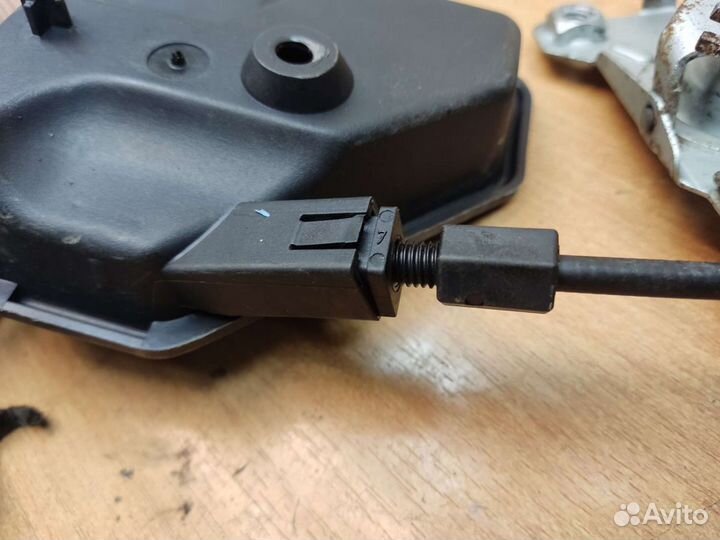 Замки капота, Volvo 960