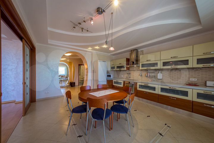 2-к. квартира, 127 м², 2/4 эт.