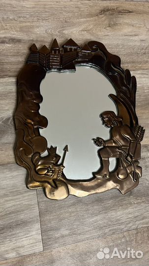 Зеркало в металлической раме