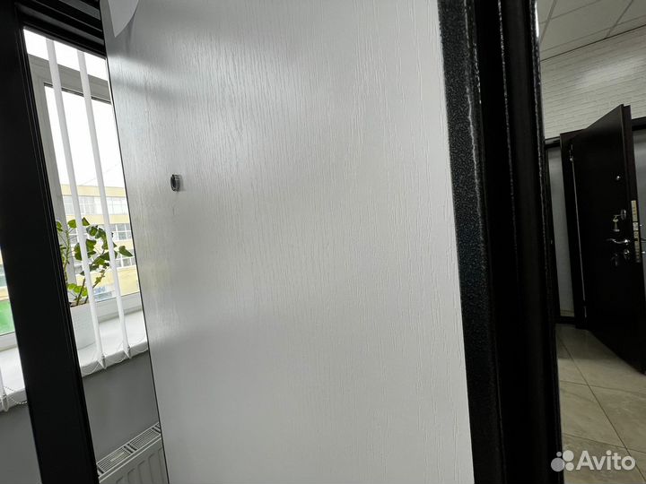 Дверь входная белая