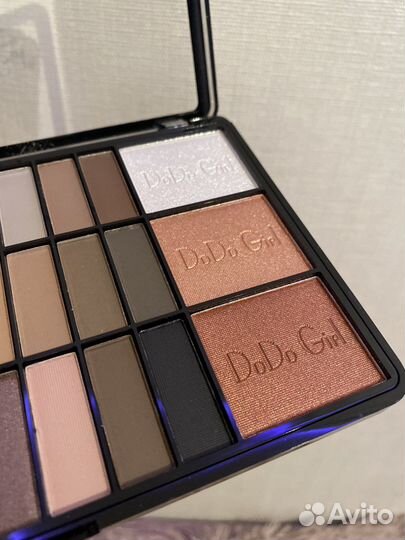 Тени для глаз, румяна, пудра, помада