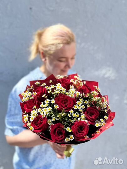 Элегантный букет с красными розами и ромашками