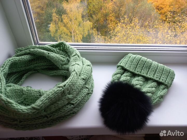 Вязанная шапка, шарф. Натуральные помпоны