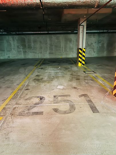 Машиноместо, > 30 м²