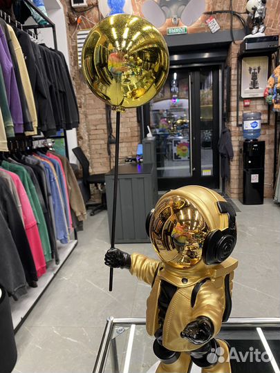 Статуэтка космонавт