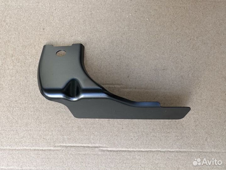 Кронштейн крыла передний левый Ford Focus 2