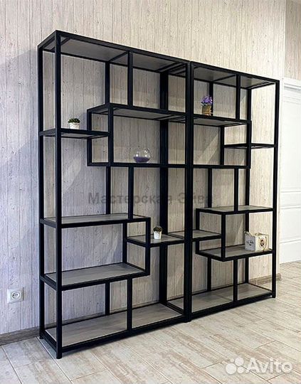 Стеллаж из металла и стекла для интерьера