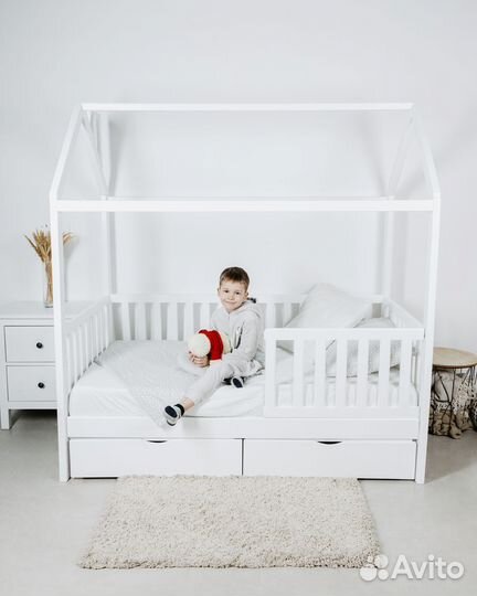 Детская кровать Домик из массива