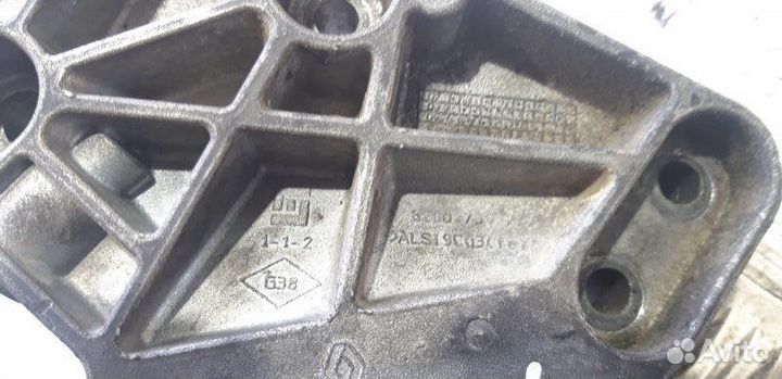 Кронштейн двигателя правый Renault Megane 3