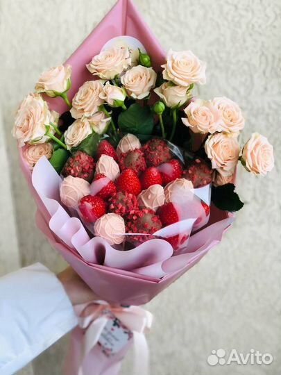 Букет из клубники в шоколаде с цветами в Самаре