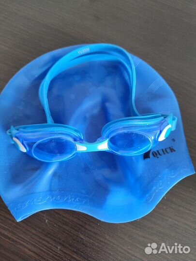 Очки и шапочка для плавания