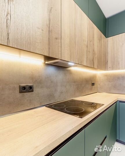 Угловая кухня на заказ с витриной