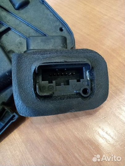 Замок двери передний левый Volkswagen Polo хетчбек