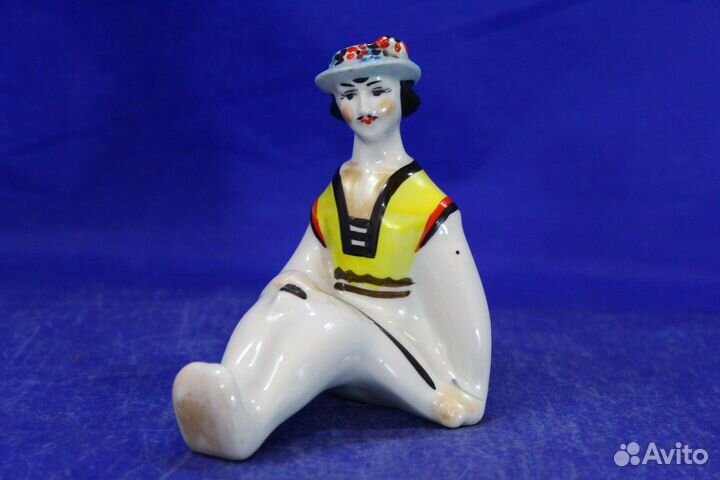 Фарфоровая статуэтка Сидящий гуцул На полоныне пар