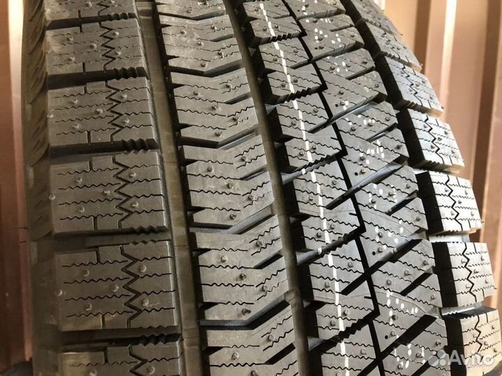 Bridgestone Blizzak Ice 215/55 R17 94S