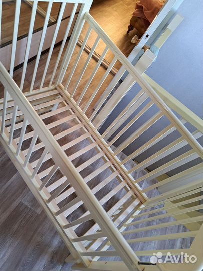 Детская кроватка с поперечным маятником