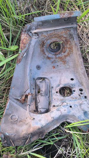 Передний левый стакан Audi 80B4