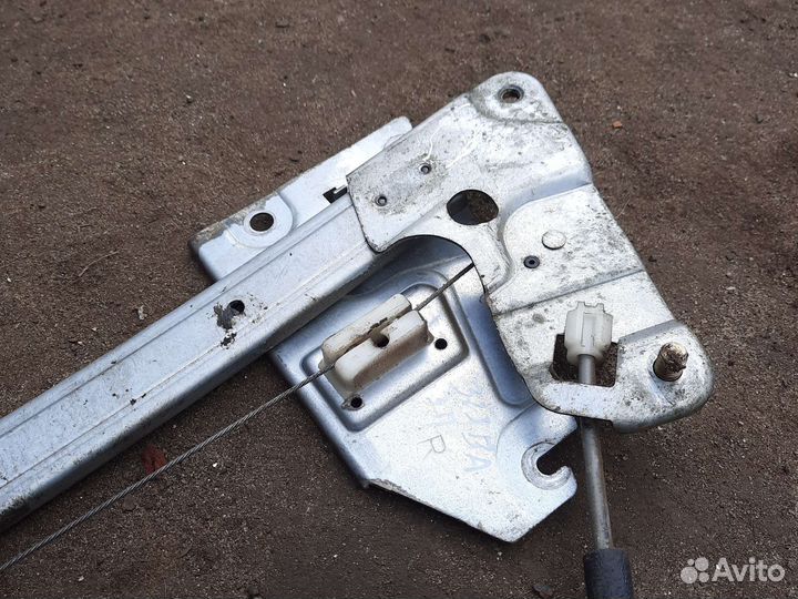 Задний правый стеклоподъёмник mazda 323 ba