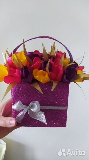 Корзина цветов из атласных лент