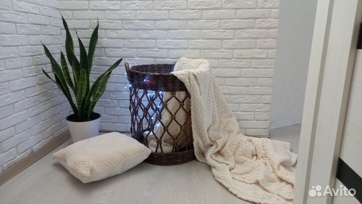 Корзина для пледа и подушек