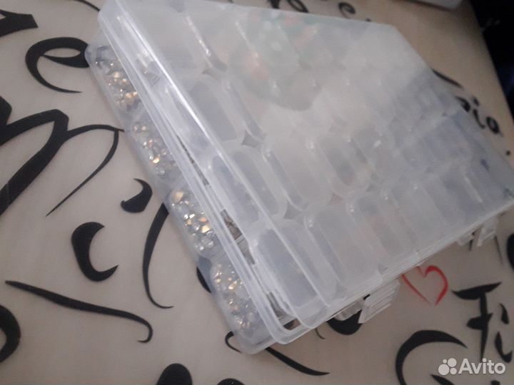 Стразы камни и мет. детали для ногтей в боксе