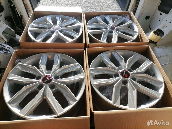 Новые Toyota Camry, Carolla R17