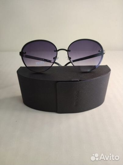 Солнечные очки Prada