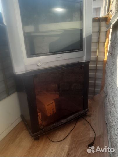 Телевизор с тумбочкой