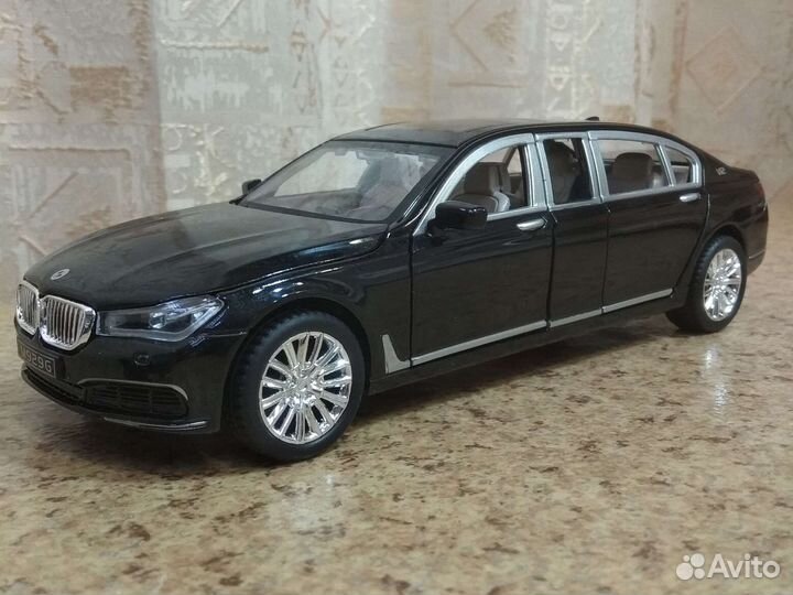 Лимузин BMW в масштабе 1,24 длина 21 см