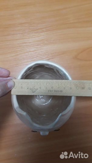 Бежевая ваза-котик для цветов