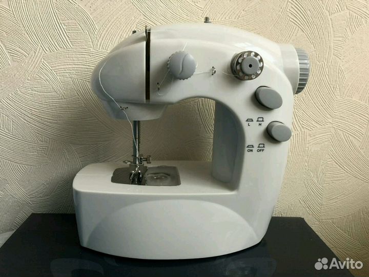 Компактная швейная машинка