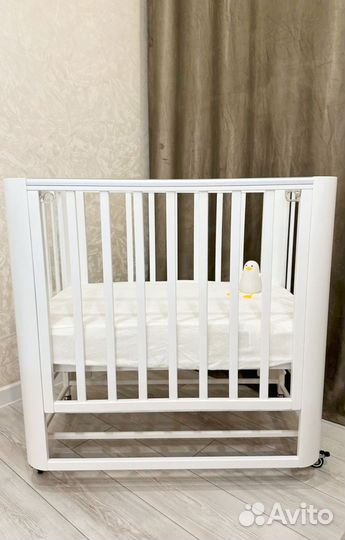 Кроватка для новорожденных с маятником