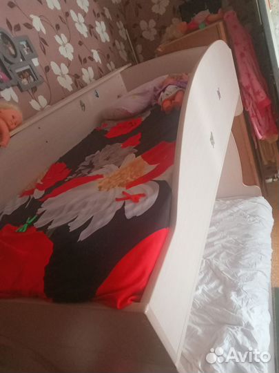 Кровать двухьярусная