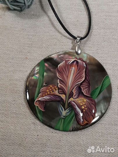 Подвеска кулон Ирис из перламутра с росписью