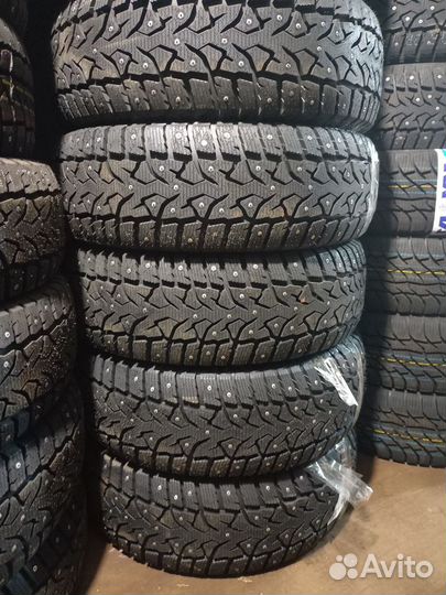 Royal Black Royal Stud II 205/65 R16