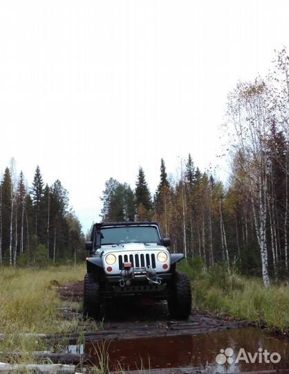 Капот на Jeep Wrangler