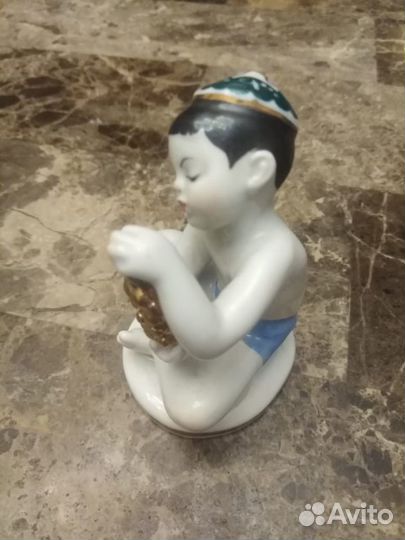 Статуэтка. Мальчик с виноградом