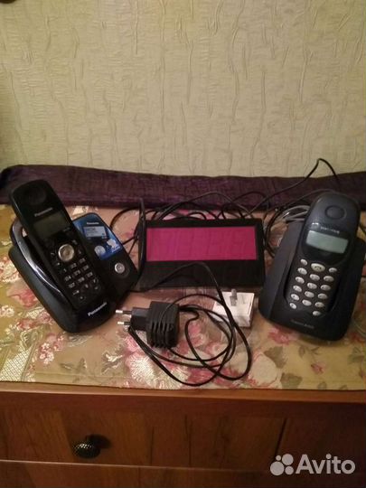 Телефоный аппарат. Часы электронные