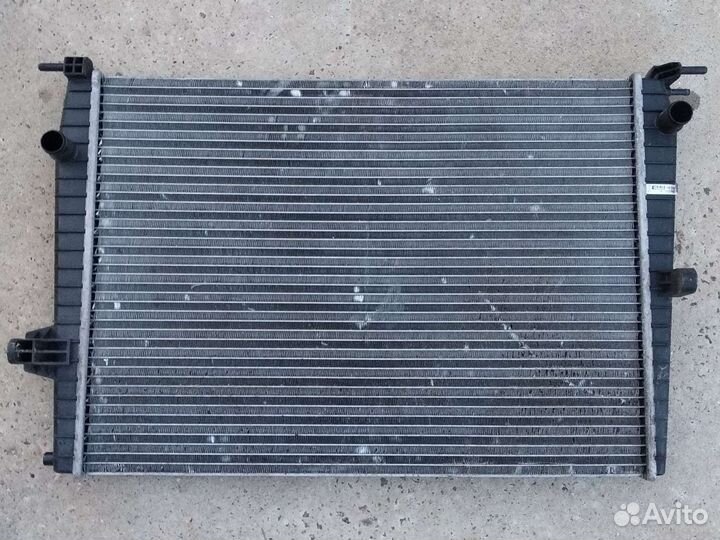 Радиатор охлаждения на Рено Меган 3