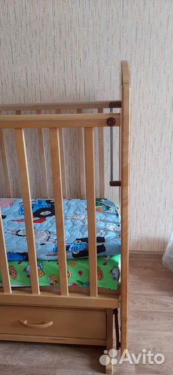 Детская кроватка с маятником и ящиком