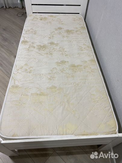 Кровать односпальная с матрасом