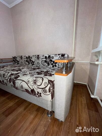 Диван двухместный бу