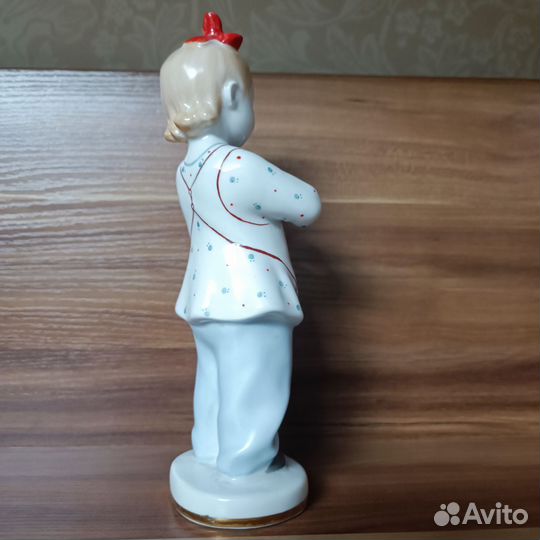 Фарфоровая статуэтка Первосчет девочка лфз