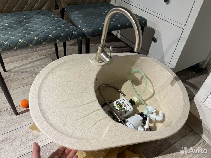 Столешница кухонная угловая с мойкой и кранами