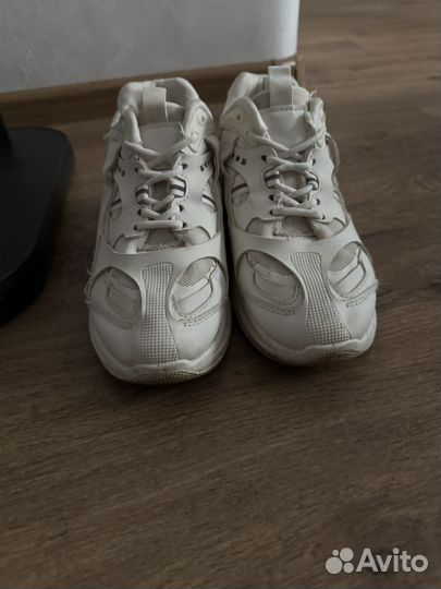 Отдам женские кроссовки