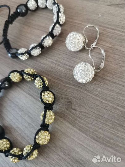 Серьги и браслеты со стразами