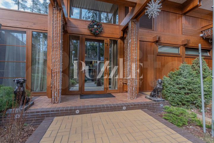 Дом 378 м² на участке 18,5 сот.