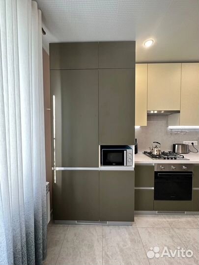 Угловая кухня под потолок на заказ в Челябинске