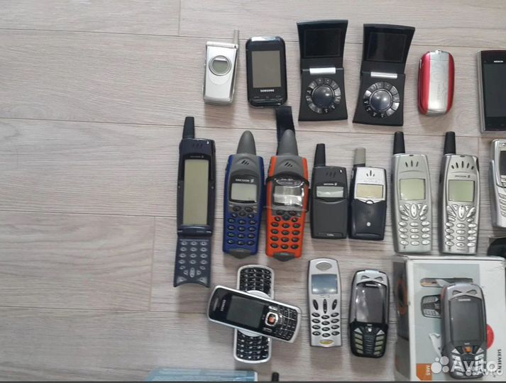 Коллекция раритетных мобильных телефонов