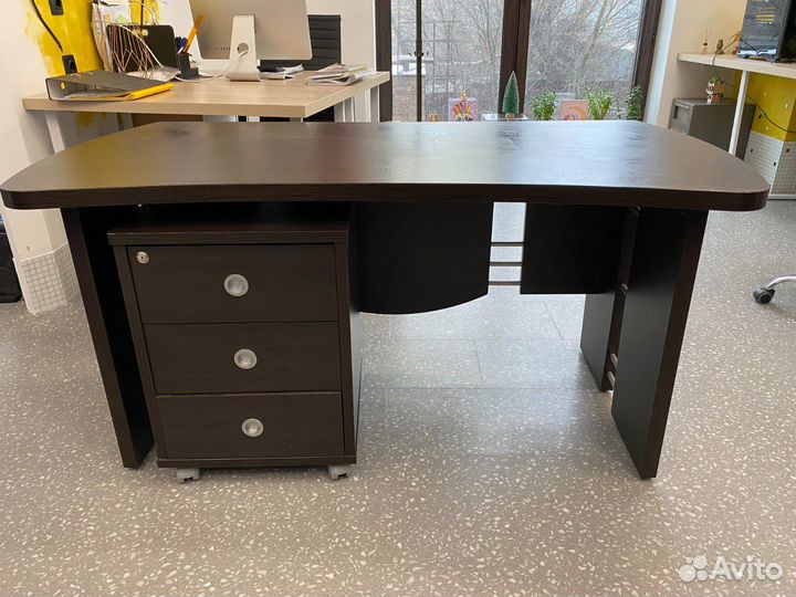 Стол письменный для офиса